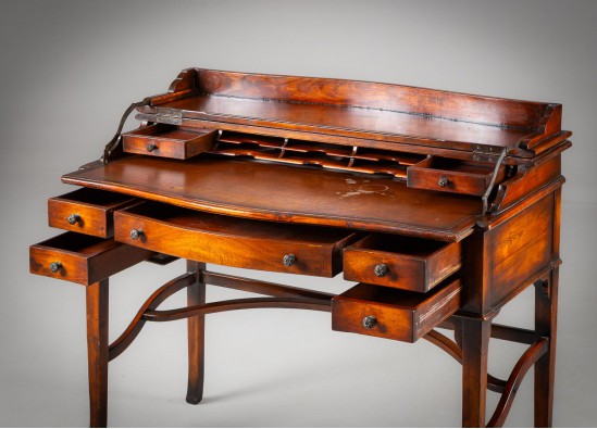 Desk -  Serecretai