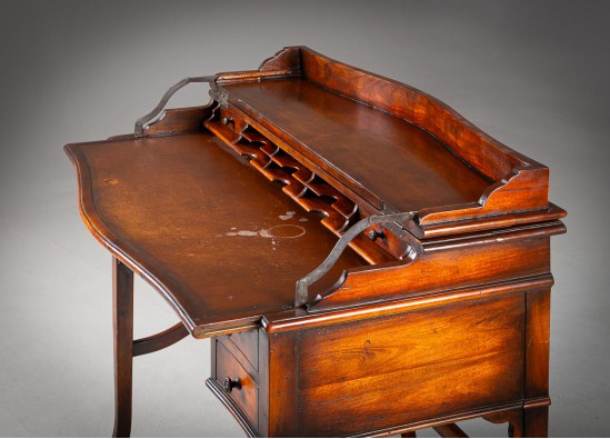 Desk -  Serecretai