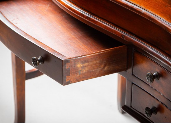 Desk -  Serecretai