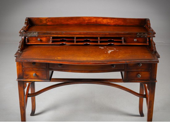 Desk -  Serecretai