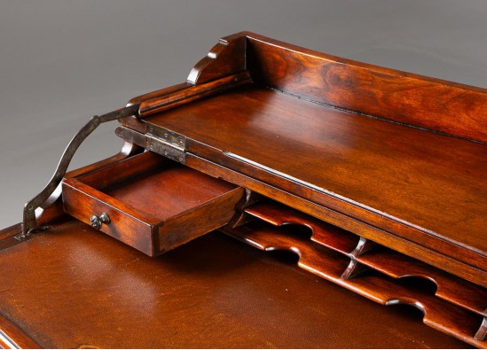 Desk -  Serecretai