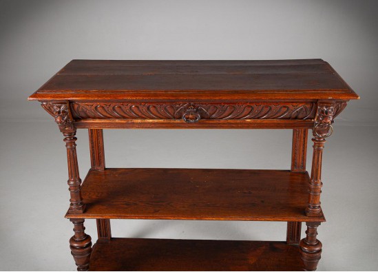 Serving table