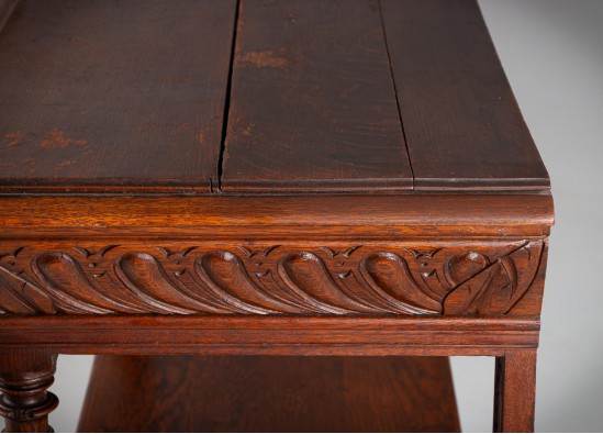 Serving table