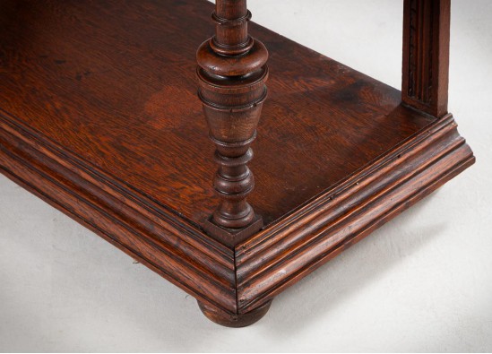 Serving table