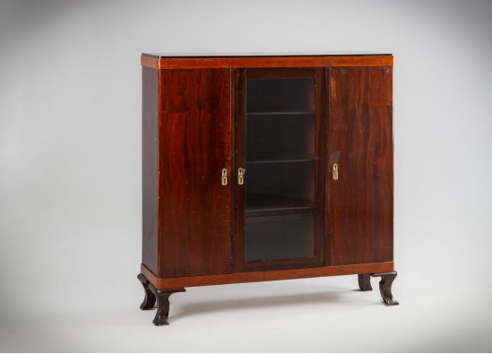Dish cabinet