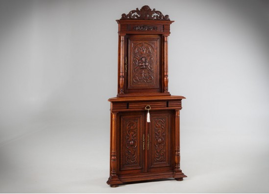 Dish cabinet
