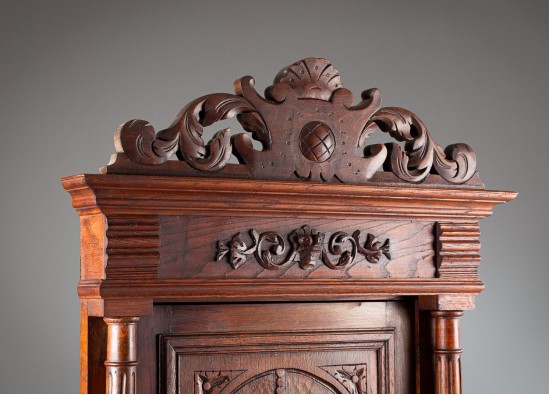 Dish cabinet