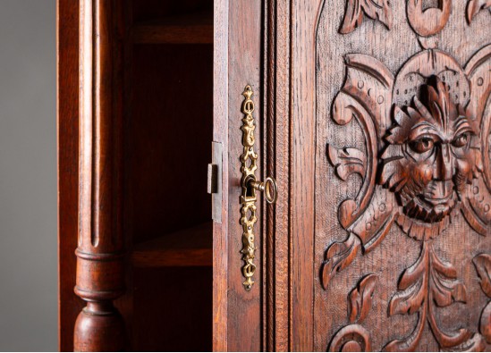 Dish cabinet
