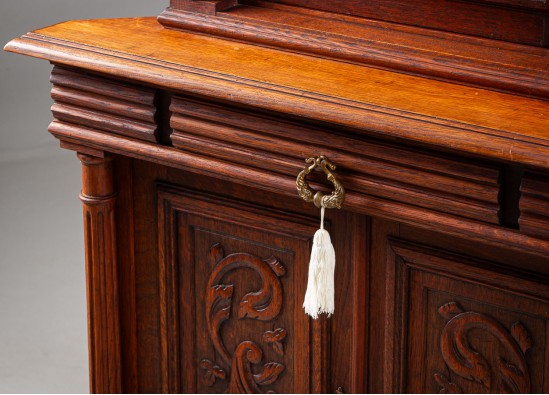 Dish cabinet