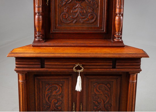 Dish cabinet
