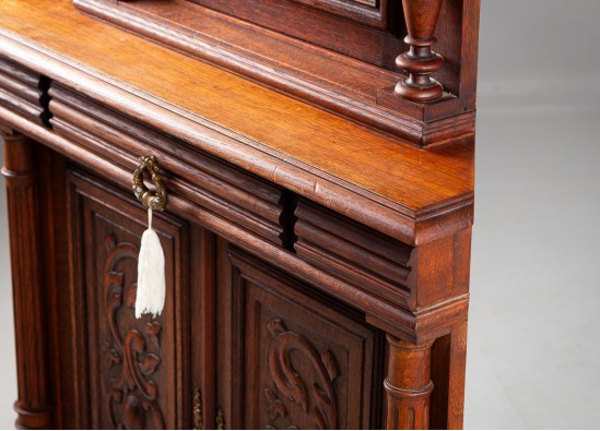 Dish cabinet