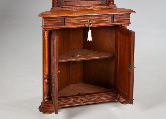 Dish cabinet