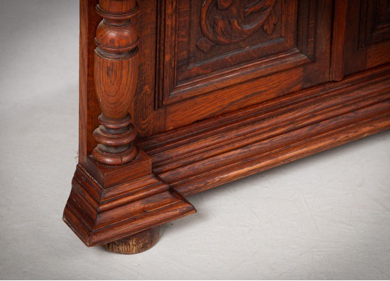 Dish cabinet