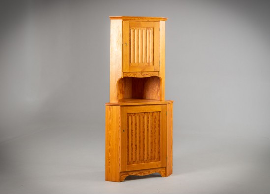 Dish cabinet
