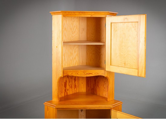 Dish cabinet