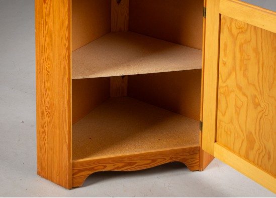 Dish cabinet