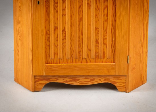 Dish cabinet