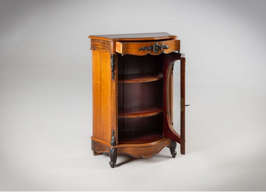 Dish cabinet