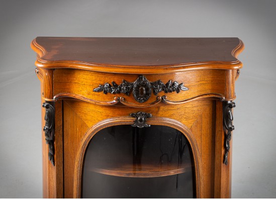 Dish cabinet