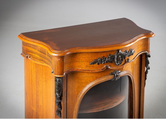Dish cabinet