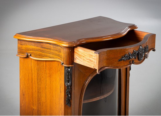 Dish cabinet