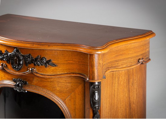 Dish cabinet