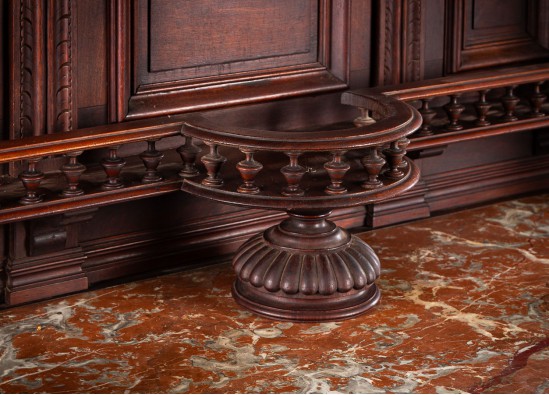 Dish cabinet