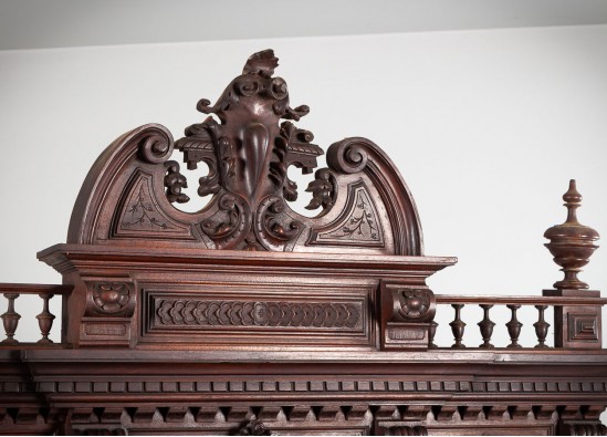 Dish cabinet