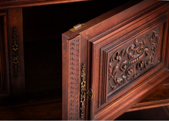 Dish cabinet
