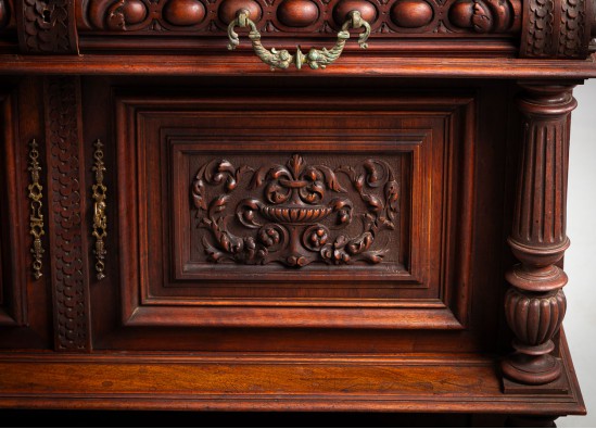 Dish cabinet