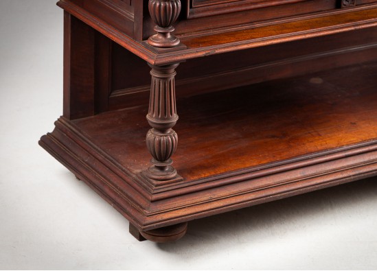 Dish cabinet