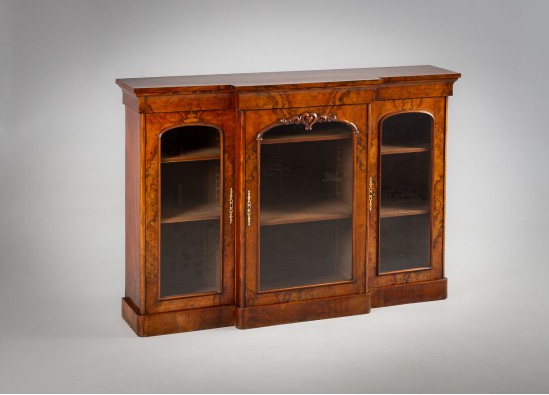 Dish cabinet