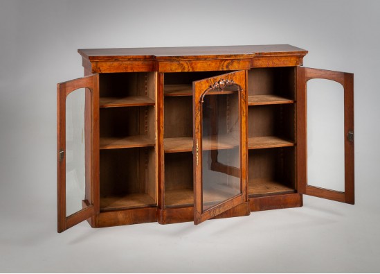 Dish cabinet