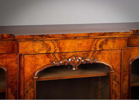 Dish cabinet