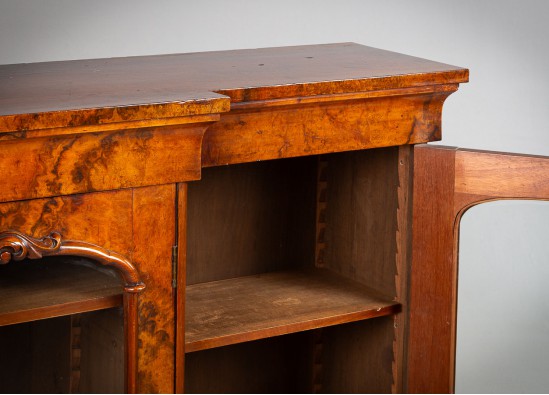 Dish cabinet