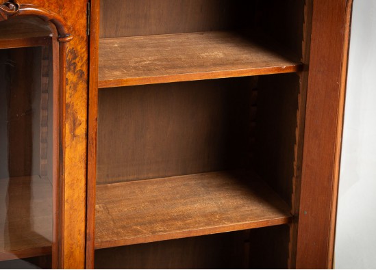 Dish cabinet