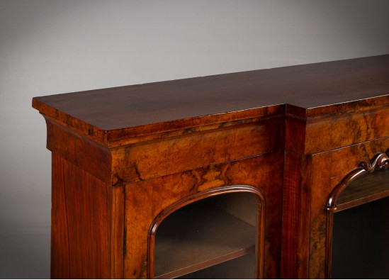Dish cabinet