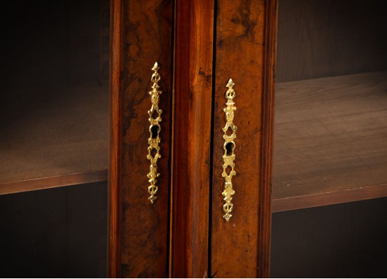 Dish cabinet