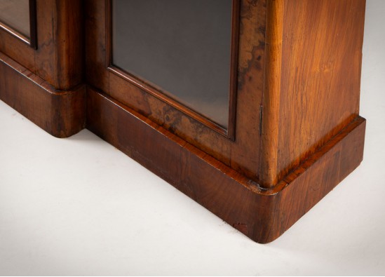 Dish cabinet