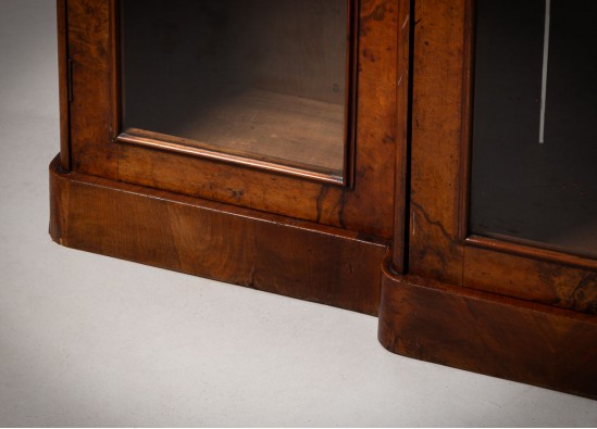 Dish cabinet
