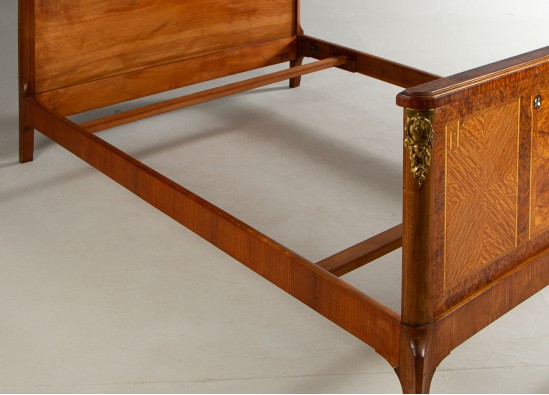Bed + Small Commode