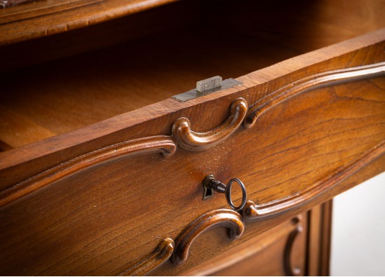 Komoda su veidrodžiu