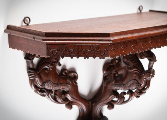 Настенная консоль