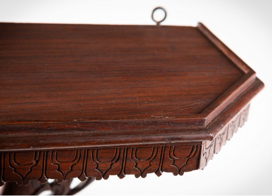 Настенная консоль