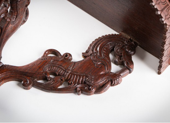 Настенная консоль