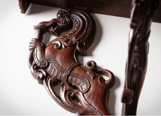 Настенная консоль