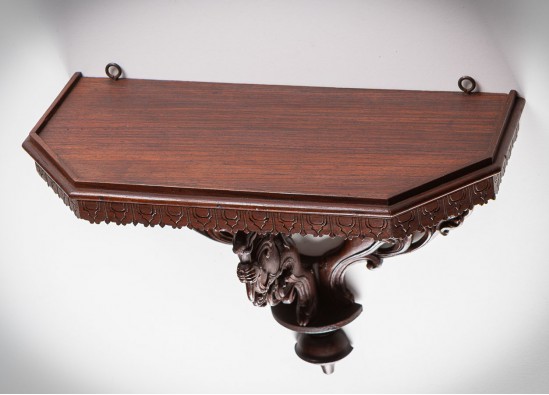 Настенная консоль