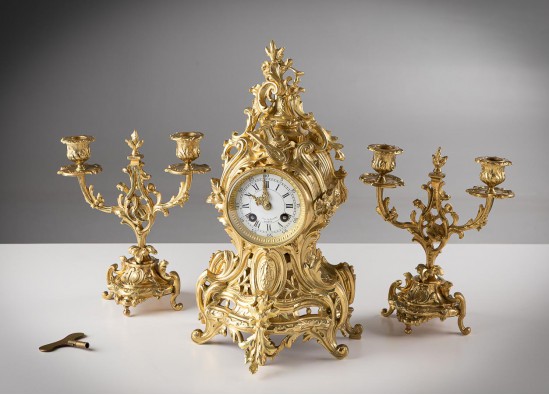 Часы и подсвечники (2 шт.)