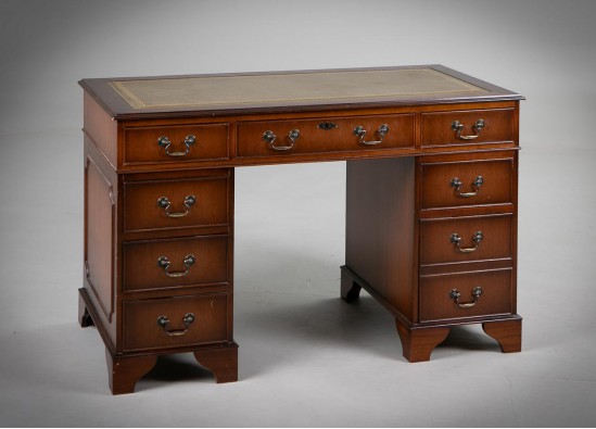 Письменный стол