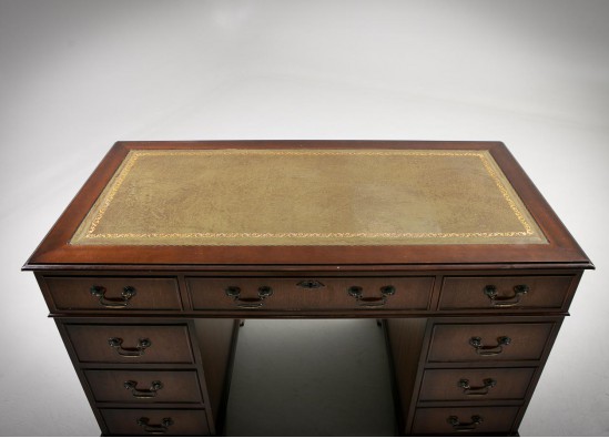 Письменный стол